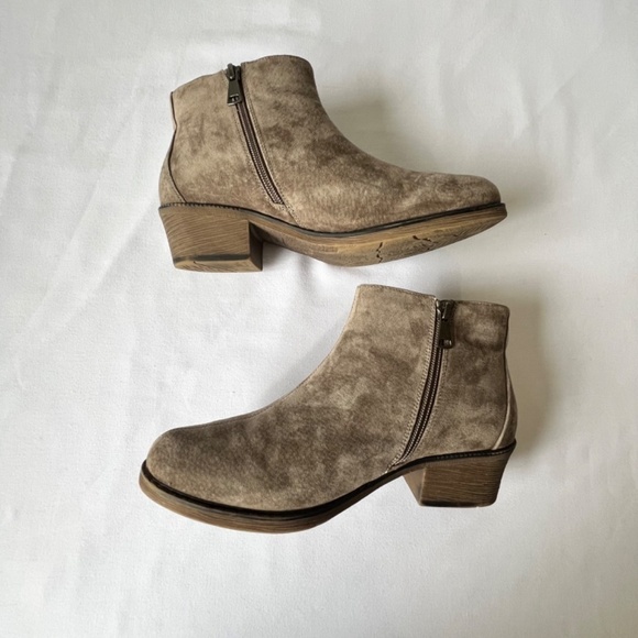 Propet Sz 9W gray suede side zipper heeled booties - Picture 3 of 11